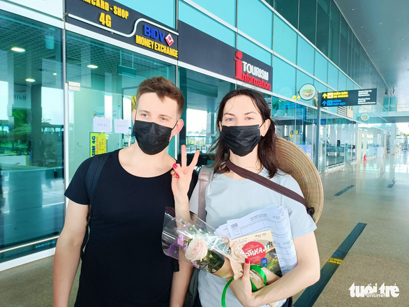 Du khách Nga tới Khánh Hòa tháng 12-2021 - Ảnh: MINH CHIẾN